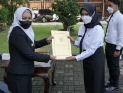 Berharap Implementasikan ASN Berakhlak, Ning Ita Serahkan Ratusan SK CPNS