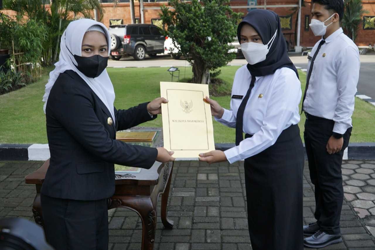 Berharap Implementasikan ASN Berakhlak, Ning Ita Serahkan Ratusan SK CPNS
