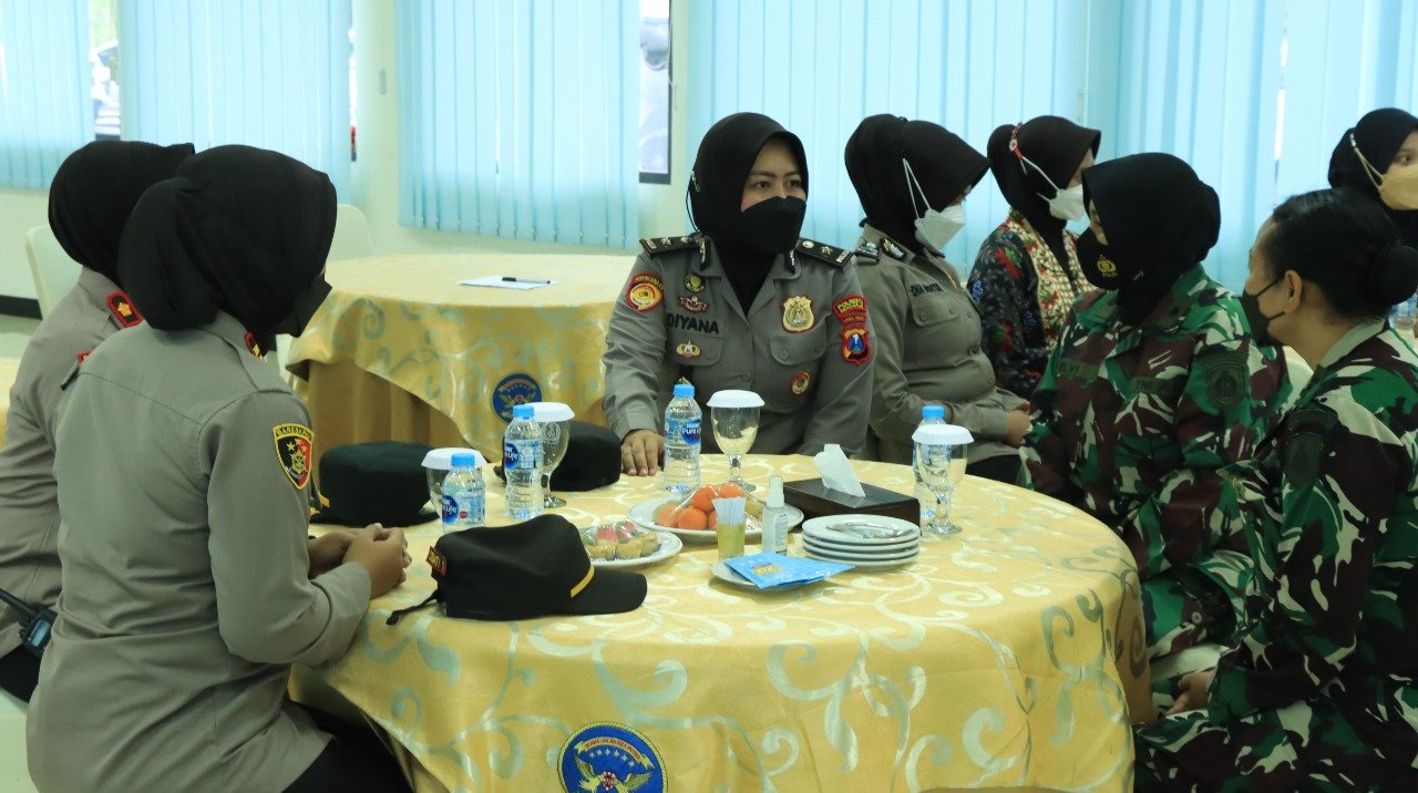 Polwan Polresta Sidoarjo Beri Kejutan HUT Kowal