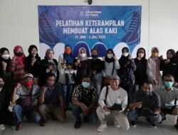 Ning Ita Terus Lakukan Regenerasi Pengrajin Alas Kaki