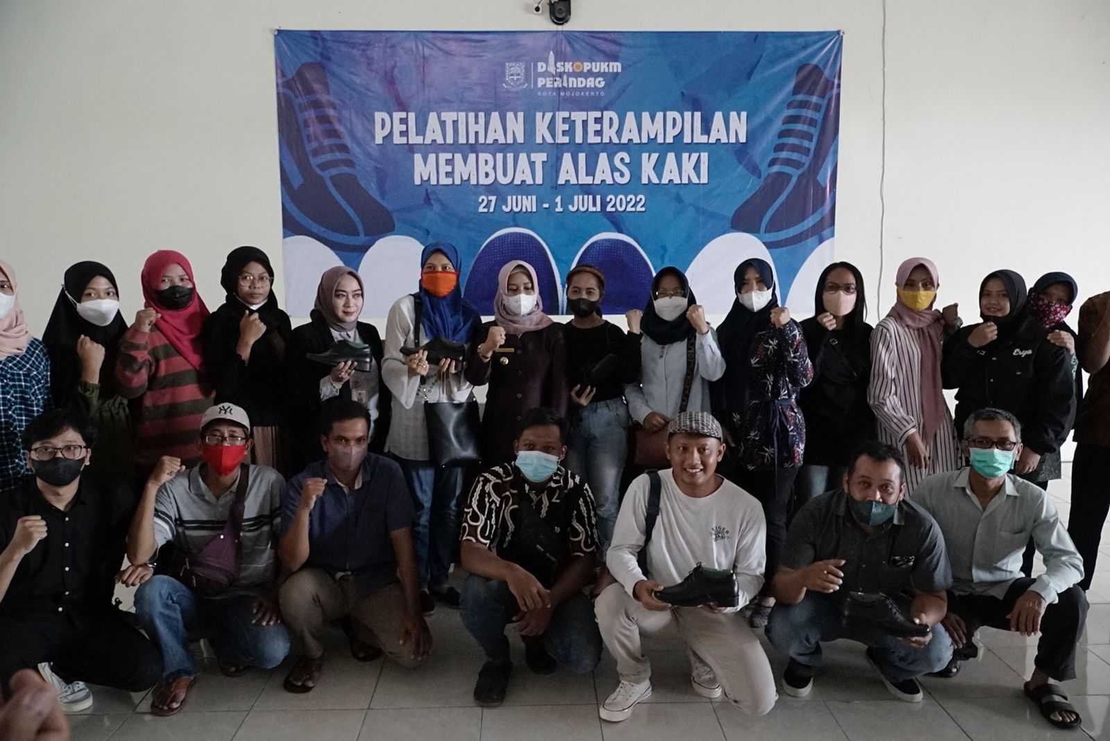 Ning Ita Terus Lakukan Regenerasi Pengrajin Alas Kaki