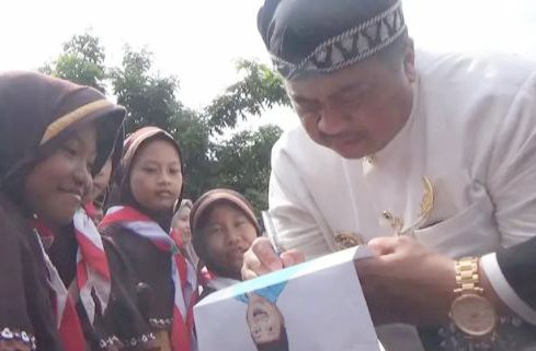 Peringatan Hardiknas, Bupati Jombang Didampingi Plh Kadisdikbud Jombang Launching Rehabilitasi SDN Trawasan