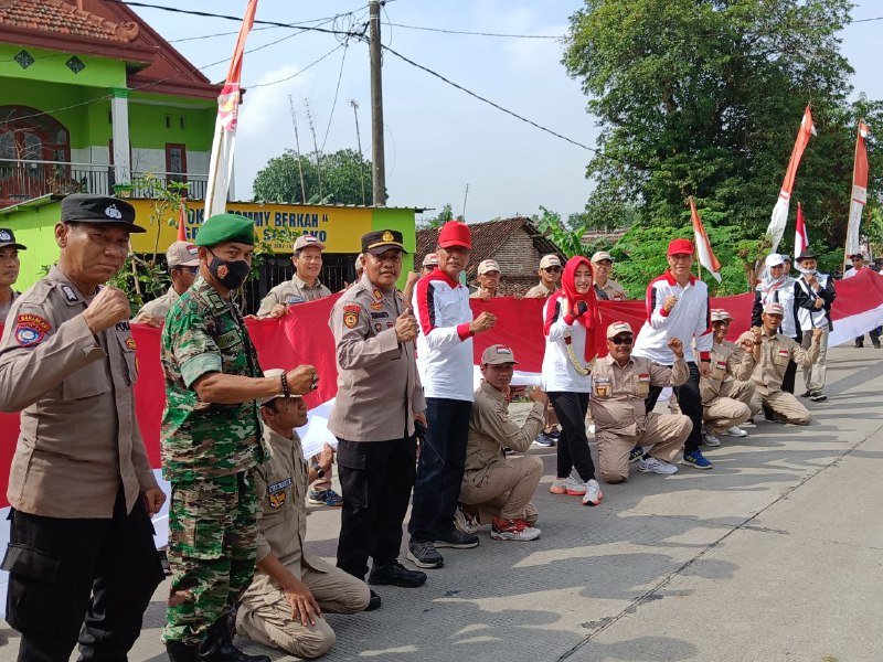 Bupati Ikfina Berangkatkan Kirab Bendera Merah Putih 2022 Meter di GOR Jetis Sehat