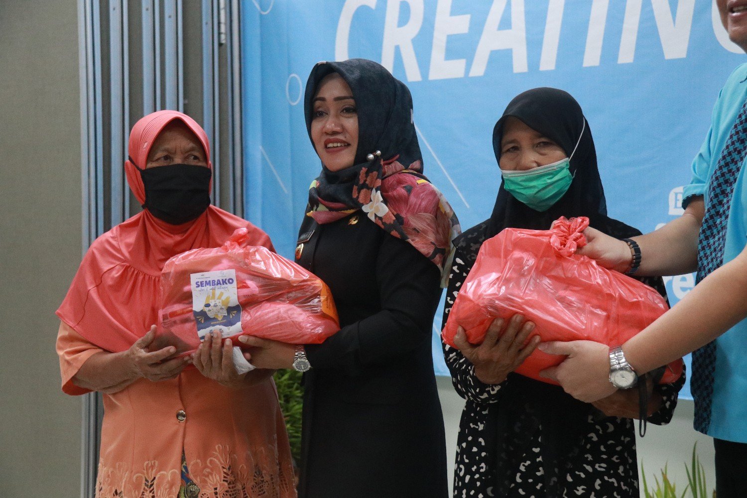Program CSR PT LNK, Bupati Ikfina Serahkan Paket Sembako Untuk Warga Desa Pesanggrahan