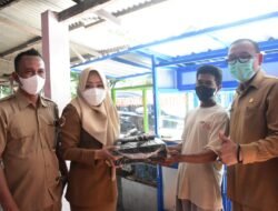 Bupati Mojokerto Berikan Bantuan Peralatan Usaha untuk Warga Desa Sadartengah