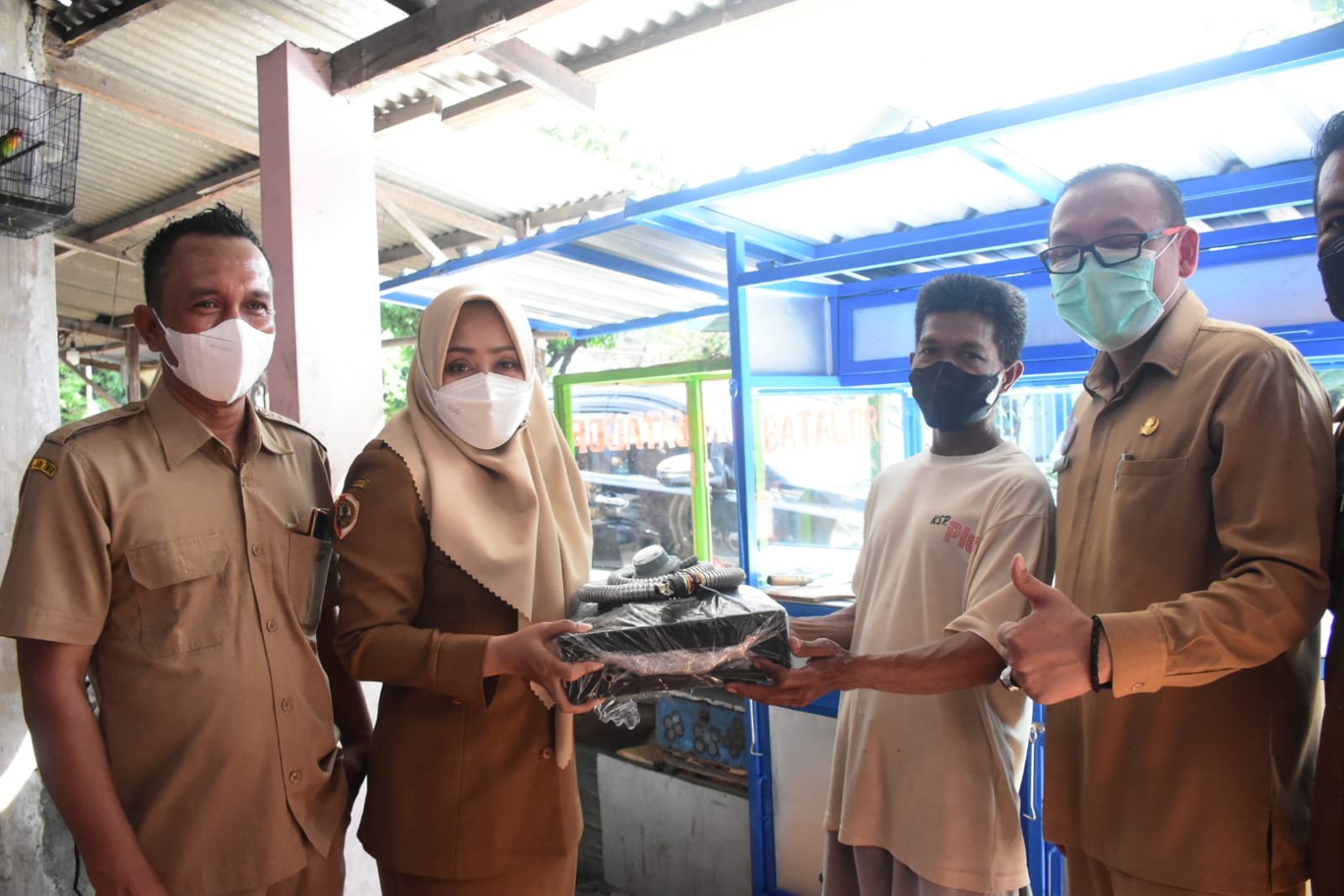 Bupati Mojokerto Berikan Bantuan Peralatan Usaha untuk Warga Desa Sadartengah