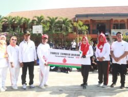 Bupati Mojokerto dan dr. Ulum Himbau Minum Tablet Tambah Darah dan Bagikan Kacamata Gratis di SMAN 1 Ngoro