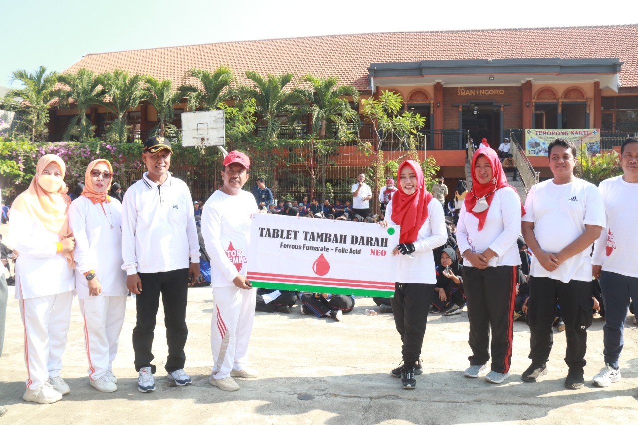 Bupati Mojokerto dan dr. Ulum Himbau Minum Tablet Tambah Darah dan Bagikan Kacamata Gratis di SMAN 1 Ngoro