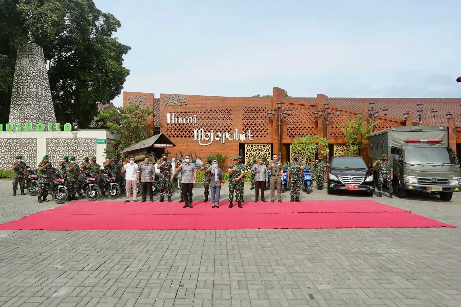 Ning Ita Hibahkan 20 Kendaraan Operasional Kepada Kodim 0815/Mojokerto