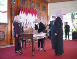 Ning Ita Lantik 7 Pejabat, Tekankan Pentingnya Amanah dan Adaptif