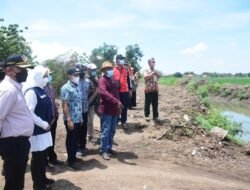 Bupati Mojokerto Cek Normalisasi Sungai di Pungging dan Prokes Wisata