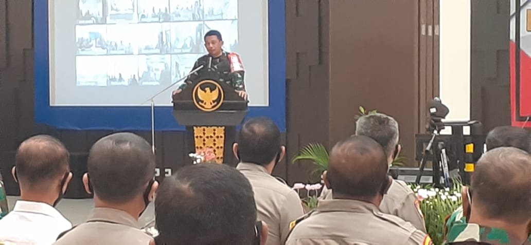 Lamongan - Menjelang pelaksanaan Pilkada serentak tahun 2020, Pangdam V/Brawijaya, Pangkoarmada 2 dan Kapolda Jatim melaksanakan kunjungan ke jajaran untuk memberikan arahan kepada anggota TNI - Polri di wilayah tentang netralitas TNI-Polri pada pelaksanaan Pilkada di Jawa Timur. Kegiatan tersebut dimulai dari wilayah Kabupaten Tuban dan Lamongan, Senin (09/11/2020). Di kedua wilayah tersebut Panglima Kodam V/Brawijaya Mayjen TNI Suharyanto memberikan arahan kepada Prajurit TNI dan anggota Polres setempat bahwa TNI - Polri tidak boleh menjadi komponen Bangsa yang eksklusif, tetapi harus selalu manunggal dengan Rakyat serta TNI dan Polri harus mengetahui batasan-batasan yang boleh dan yang tidak boleh dilakukan selama tahapan pesta demokrasi berlangsung. "Perlu saya tegaskan sekali lagi bahwa TNI dan Polri harus netral, tidak memihak salah satu calon serta tidak terlibat kegiatan politik praktis dalam bentuk apapun. Citra positif yang telah kita bangun bersama dengan susah payah harus kita jaga dan kita pelihara," ujar Pangdam. Pangko Armada 2, Laksamana Muda TNI ING Sudihartawan S.PI. M.M, dalam sambutannya mengatakan, " Dengan bekal pengalaman dalam pelaksanaan Pilkada, Pilleg maupun Pilpres tahun-tahun sebelumnya, saya percaya bahwa TNI - Polri akan dapat menjaga netralitasnya sehingga dalam pelaksanaan Pilkada Serentak Tahun 2020 tidak ada pelanggaran - pelanggaran tentang netralitas TNI. Oleh sebab itu, jangan kita terbuai janji manis oleh salah satu calon atau tim sukses calon maupun Partai Politik sehingga kita mengalahkan tugas dan tanggung jawab kita sebagai aparat pemerintah." Sementara itu Kapolda Jatim Irjen Pol Dr. M. Fadil Imran, M.Si menyampaikan," saya berharap dengan sinergitas TNI-Polri dapat menciptakan Kamtibmas agar seluruh tahapan Pilkada serentak tahun 2020 dapat berjalan lancar dan aman. Mewujudkan keamanan dan kekondusifan di daerah merupakan tanggung jawab kita bersama." Pada kesempatan yang sama, Danrem 082/CPYJ menyampaikan, "saya tegaskan dan tekankan kepada seluruh Prajurit Kodim yang ada dijajaran Korem 082/CPYJ untuk mempedomani apa yang telah disampaikan oleh Pangdam V/Brawijaya, dan saya akan selalu memerintahkan para Dandim Jajaran terutama yang wilayahnya akan melaksanakan Pilkada untuk selalu menjaga netralitas sesuai komitmen TNI." Hadir dalam kegiatan tersebut, Danrem 082/CPYJ, Para Asisten Kasdam V/Brw, Forkopimda Tuban dan Forkopimda Lamongan. (Jay)