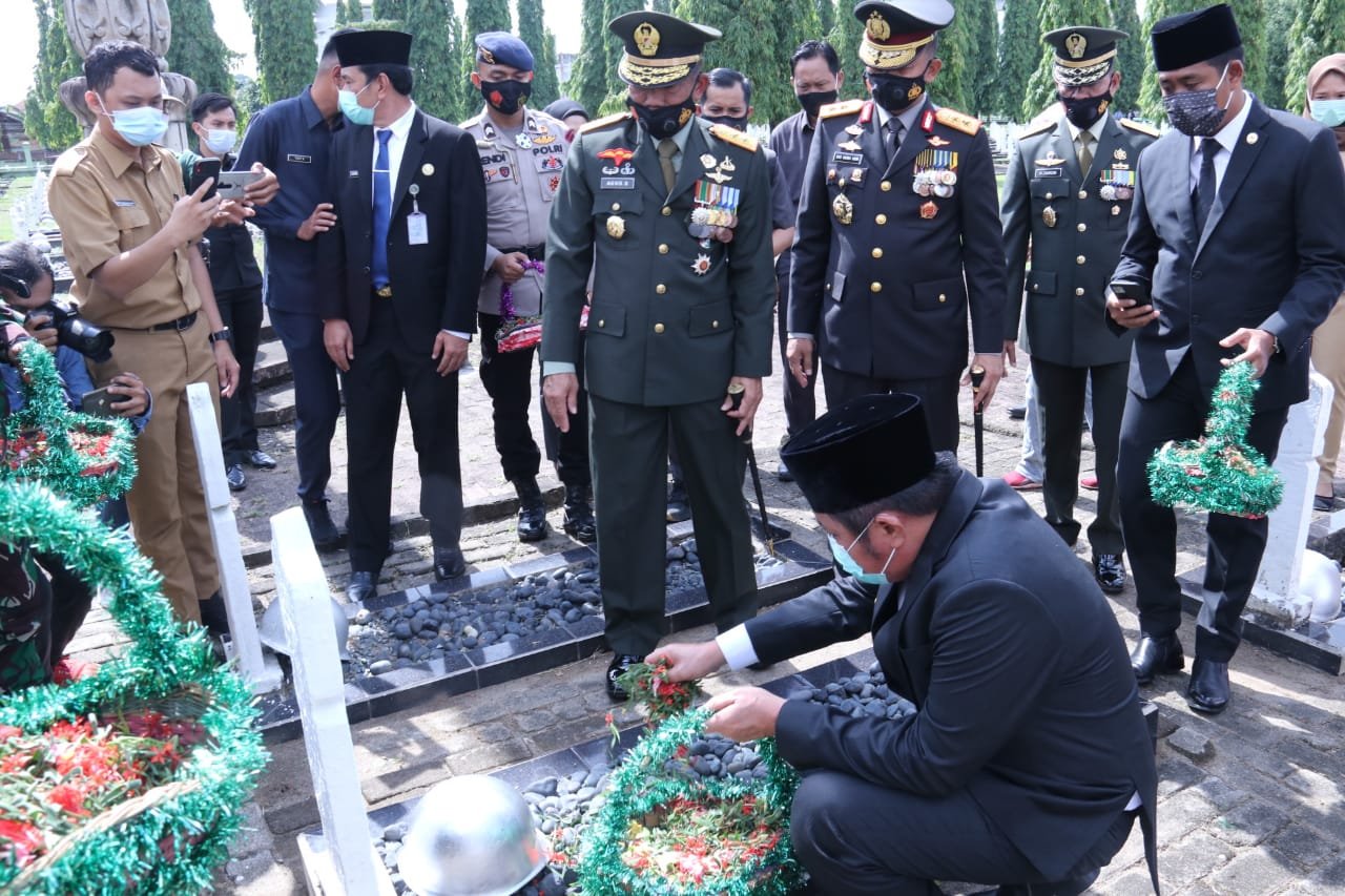 Palembang_ Majalahglobal.com: Upacara berlangsung dengan hikmat dan juga tanpa ada hambatan. Gubernur Sumatera Selatan H.Herman Deru selaku Inspektur Upacara setelah dilaksanakan upacara dilanjutkan acara tabur bunga oleh inspektur upacara diikuti Kapolda Sumsel Irjen Pol Prof Dr Eko Indra Heri S MM dan Juga Pangdam ll Sriwijaya Mayjen TNI Agus Suhardi, Ketua DPRD Sumsel Hj R.A Anita Noeringhati SH,MH dan unsur Forkompimda Prov Sumsel lainnya Gubernur Sumatra selatan mengatakan Kita sama hadir untuk mengenang jasa pahlawan yang telah memberikan kemerdekaan kepada kita, jangan pernah melupakan sejarah bahwa kemerdekaan kita bukanlah hadiah tapi kemerdekaan mengorbankan jiwa dan raga pertumpahan darah harta benda semua dilakukan oleh para pahlawan kusuma Bangsa "Hari ini 10 november 2020 menghadiri mengenang jasa pahlawan yang sudah mengorbankan jiwa raga dan harta benda, tugas kita mengisi kemerdekaan dengan nilai-nilai positif, dengan tantangan yang berbeda misalnya perang melawan penyalahgunaan narkoba,siap perang melawan IT yang sejatinya jadi mitra kita dalam memajukan negara kita", Paparnya Secara terpisah Kapolda Sumsel Irjen Pol Prof Dr Eko Indra Heri S MM mengatakan mari kita isi kemerdekaan ini dengan dengan bersyukur kepada Allah Swt dengan mengisinya dengan hal hal yang bermanfaat serta terus menebar kebaikan dimanapun kita berada walaupun tidak ada yang tahu namun tuhan maha menyaksikan serta maha mengetahui apa yang kita perbuat dan kita akan menikmati kebaikan itu,dan kita selaku Aparat penegak hukum menghimbau dan mengajak mari kita jaga kondisi kamtibmas yang kondusif diprovinsi Sumatera selatan yang sebentar lagi akan melaksanakan pilkada serentak ditujuh Kabupaten wilayah sumsel, dan jangan lupa tetap melaksanan Protokes Covid 19 dengan memakai Masker, rajin mencuci tangan dengan sabun, dan jaga jarak, "imbuhnya. (Tri Sutrisno)