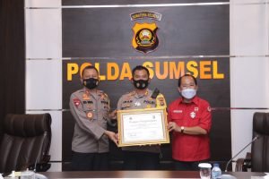 Kapolres Ogan Ilir Terima Penghargaan Sebagai Mentor dan Inovasi modifikasi sepeda Motor Pemadaman kebakaran hutan dan lahan  Dari Kementrian Lingkungan Hidup Dan Hutan
