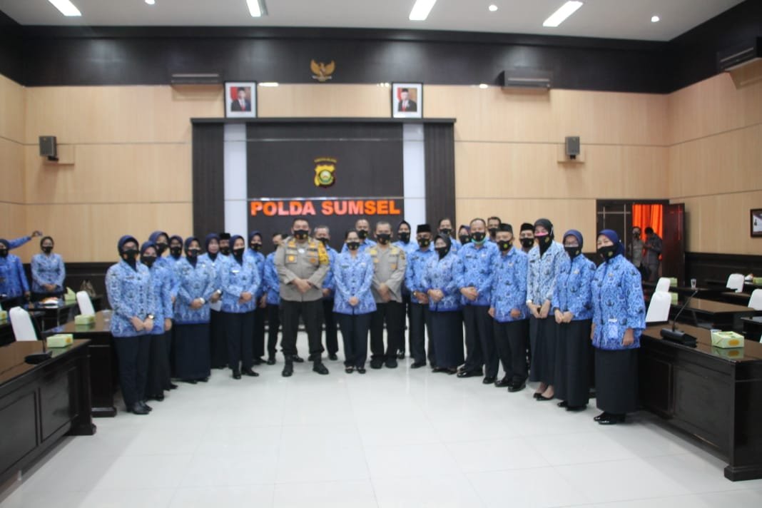Palembang - majalahglobal.com : Kapolda Sumsel Irjen Pol Prof Dr Eko Indra Heri S MM diwakili Karo Sdm Polda Sumsel Kombes Pol Irvan Prawira Satya Putra,Sik,Msi didampingi Ketua korpri Polda Sumsel Drg Yasmika siregar MM Pimpin acara Syukuran Hut Korpri ke 49 secara Virtual diikuti seluruh anggota Pns jajaran Polda Sumsel Digedung Promoter LT III, Senin (30/11/2020) Kapolda Sumsel Irjen Pol Prof Dr Eko Indra Heri,S MM diwakili Karo Sdm Polda Sumsel Kombes Pol Irvan Prawira Satya Putra, Sik Msi didampingi ketua Korpri Polda Sumsel Drg Yasmika Siregar MM hadiri Syukuran Hut Korpri ke 49 Dalam kesempatan itu Karo Sdm Polda Sumsel mengucapkan selamat ulang tahun ke-49 Korps Pegawai Republik Indonesia (Korpri). " Ia berharap pandemi corona tidak menjadi hambatan bagi abdi negara untuk memberikan pelayanan terbaik untuk masyarakat. "Korpri memperingati 49 tahun perjalanannya dalam suasana sulit pandemi Covid-19. Saya berharap, pandemi ini tidak menjadi penghambat, tetapi malah menjadi kesempatan untuk mengabdi kepada Ibu Pertiwi serta memberi pelayanan terbaik kepada masyarakat," ucapnya Kemudian Hendaknya Pns Polri Meningkatkan Netralitas apalagi sebentar lagi pilkada serentak ditujuh kabupaten wilayah jajaran sumsel, memantapkan organisasi korpri untuk pemersatu bangsa, meningkatkan kesehatan jasmani dan rohani serta kepedulian sosial imbuh Kombes Irvan Pada saat dihubungi awak media Ketua Korpri Polda Sumsel Drg Yasmika Siregar MM dengan Mengatakan diHut korpri ke 49 dengan Tema Korpri Berkontribusi, melayani dan mempersatukan Bangsa, dengan motivasi tersebut korpri lebih inovasi lagi dalam mengawal Indonesia maju kedepannya, pada kesempatan hut korpri ini selain kegiatan Bakti sosial Korpri polda sumsel melaksanakan kegiatan Perlombaan perlombaan diantaranya lomba Karya Ilmiah dan MTQ antar Pns jajaran Polda Sumsel dengan pemenangnya sebagai berikut Lomba PNS MTQ dalam rangka HUT Korpri ke-49 Tahun 2020 Juara Qori Pria 1. H. Darul Jalal S Ag Bidhumas Polda Sumsel nilai 90 2. wintarzah S Ag Satbrimob Polda Sumsel nilai 87 3. Zaidan Biro Sarpras Polda Sumsel Nilai 83 Juara Qoria Wanita 1. Kartini Ditintelkam Polda Sumsel nilai 84 2. Tibaah Ditsamapta Polda Sumsel nilai 80 (unggul tajwid) 3. Nurhayati Ditlantas Polda Sumsel nilai 80 Sedangkan lomba menulis karya Ilmiah Pemenang lomba karya tulis ilmiah Juara 1. dr. Launa dgn nilai 342/400 Polrestabes Palembang Juara 2. dr.khoirunisa dgn nilai 315/400 Polres Okus Juara 3. Ita Izzah SH MH dgn nilai 314/400 Polres Muba ,kedepannya nanti jenis lomba akan kita tingkatkan lagi dan lebih banyak lagi macam lombanya, imbuh nya (Tri Sutrisno)