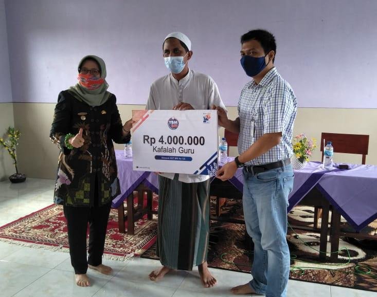 BRI Lumajang Serahkan Bantuan Kepada PONPES KHOMSANI NUR Klanting