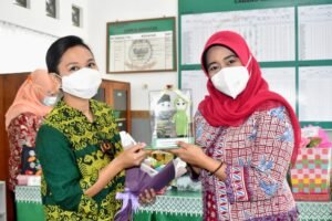 Ibu Ketua Persit Kartika Chandra Kirana PD V/ Brawijaya beserta Ketua Persit Koorcab Rem 082/ CPYJ Kunjungi Kodim 0811/Tuban