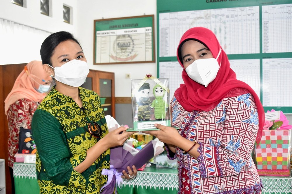 Ibu Ketua Persit Kartika Chandra Kirana PD V/ Brawijaya beserta Ketua Persit Koorcab Rem 082/ CPYJ Kunjungi Kodim 0811/Tuban