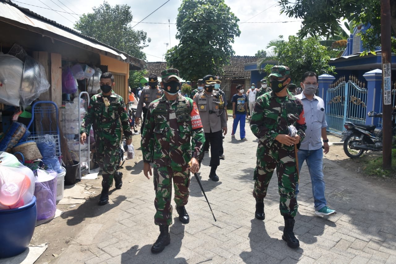 Danrem 082/CPYJ Tinjau Penegakkan Disiplin Protokol Kesehatan di Bojonegoro