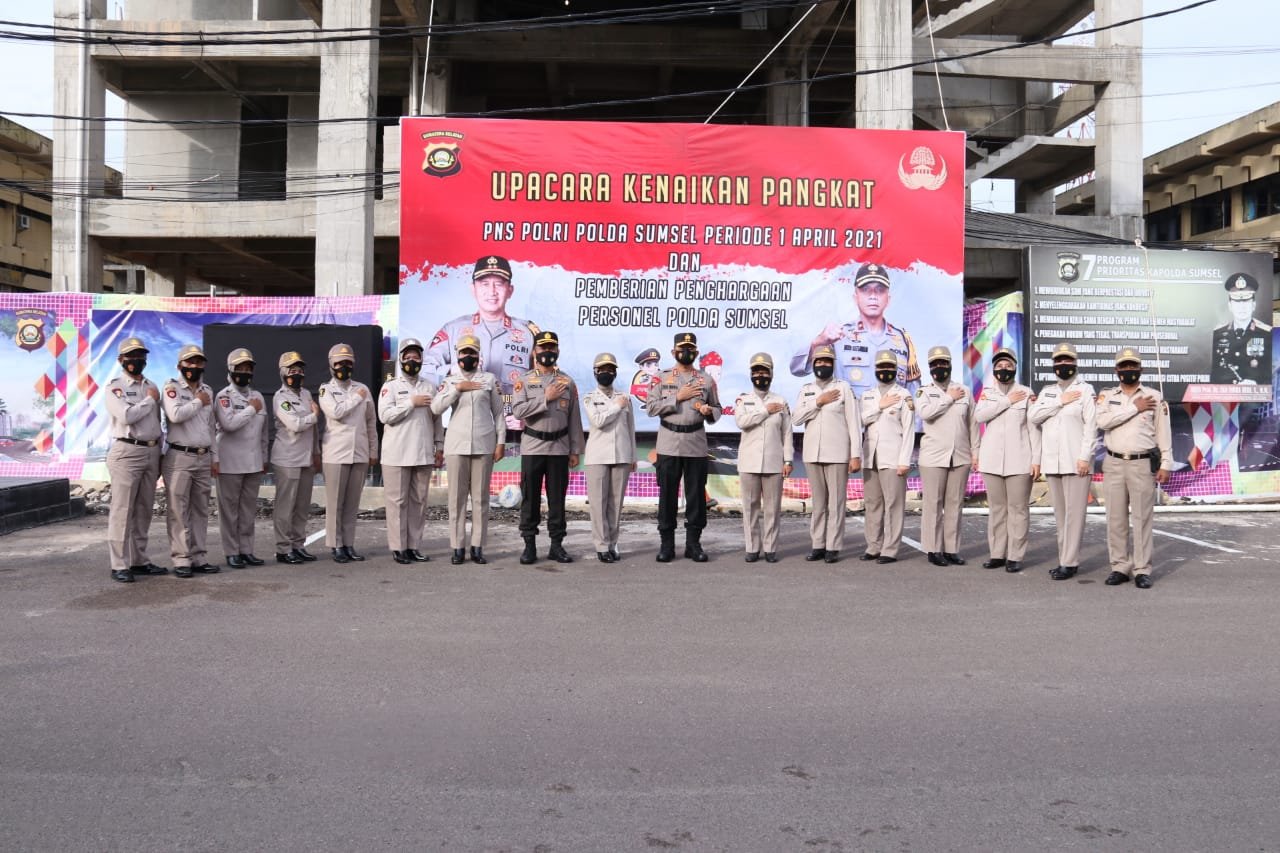 Kapolda Sumsel Pimpin Upacara kenaikan Pangkat PNS dan Pemberian Penghargaan pada Anggota Berprestasi