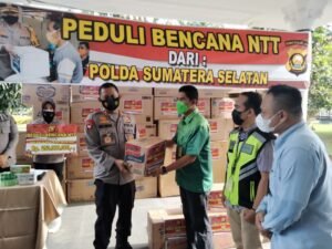 Kapolda Sumsel Menyerahkan Bantuan Peduli Bencana NTT