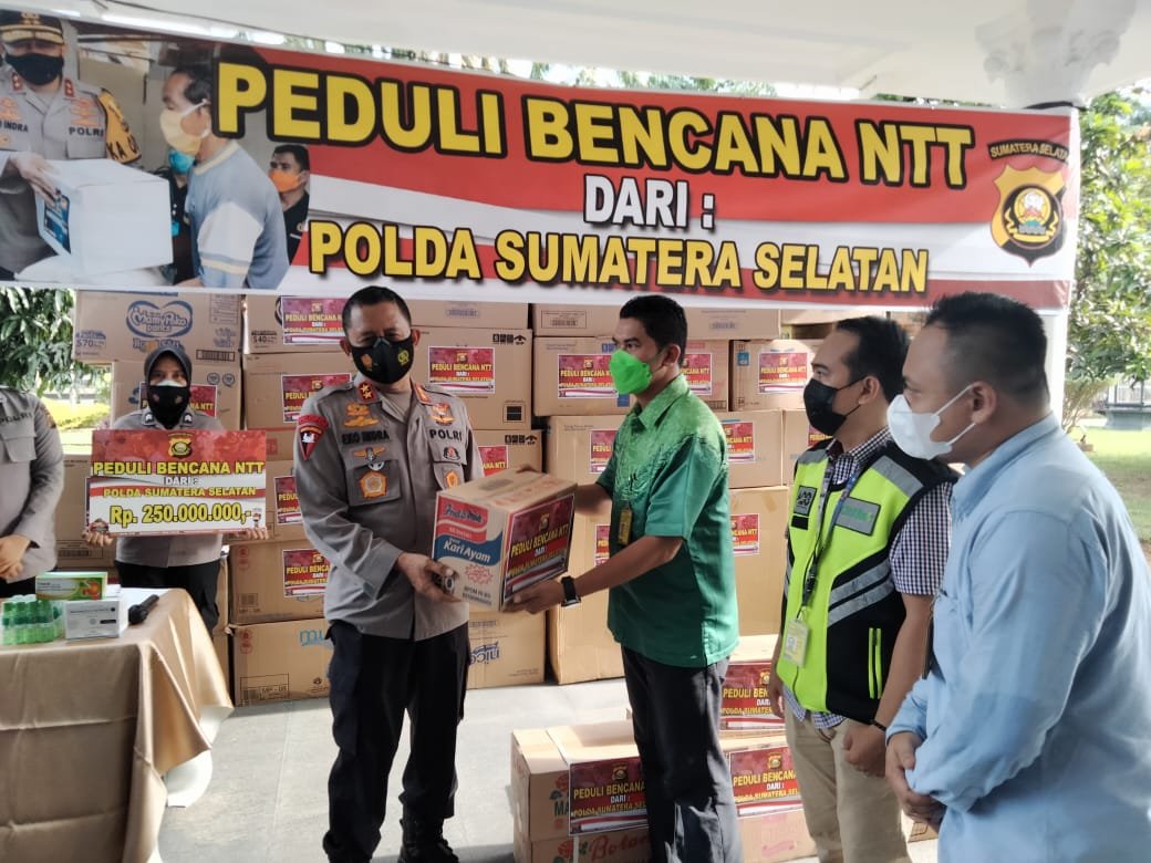 Kapolda Sumsel Menyerahkan Bantuan Peduli Bencana NTT