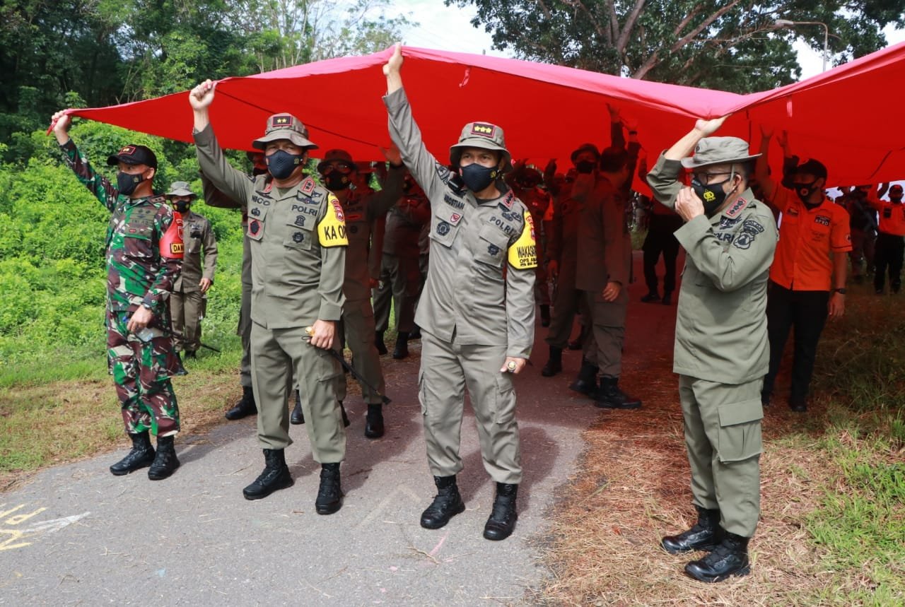 Napak Tilas dan Kibarkan Bendera Merah Putih Raksasa, Awali Latgab Sar di Madiun