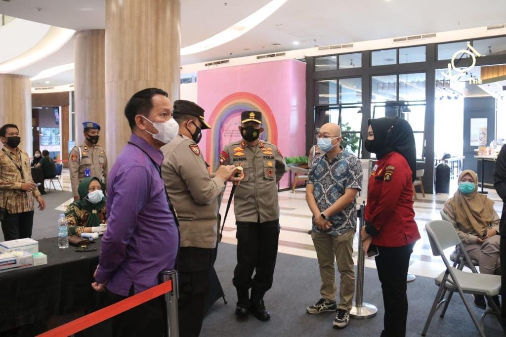 Kapolda Sumsel Sambangi Vaksinasi di Pasar Modern Palembang Icon
