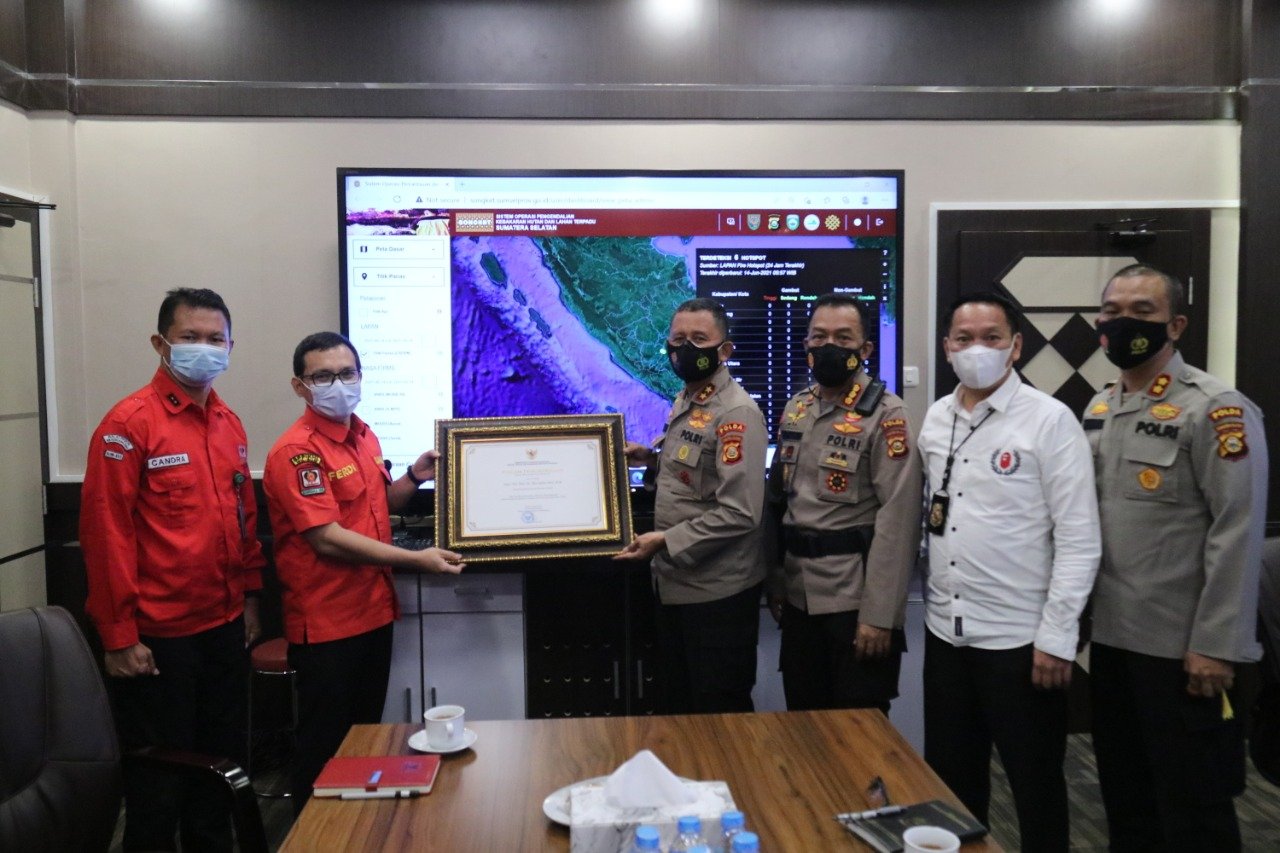 Kapolda Sumsel Terima Penghargaan dari Dirjen PPIKLHK RI
