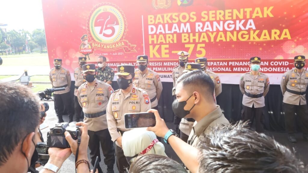 Polda Jatim Berikan Bantuan pada Masyarakat Bangkalan dan yang Membutuhkan