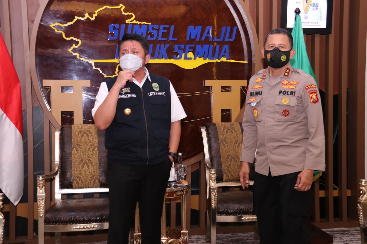 Anjangsana ke Gubernur Sumsel, Kapolda Berikan Hand Bouqet Bunga