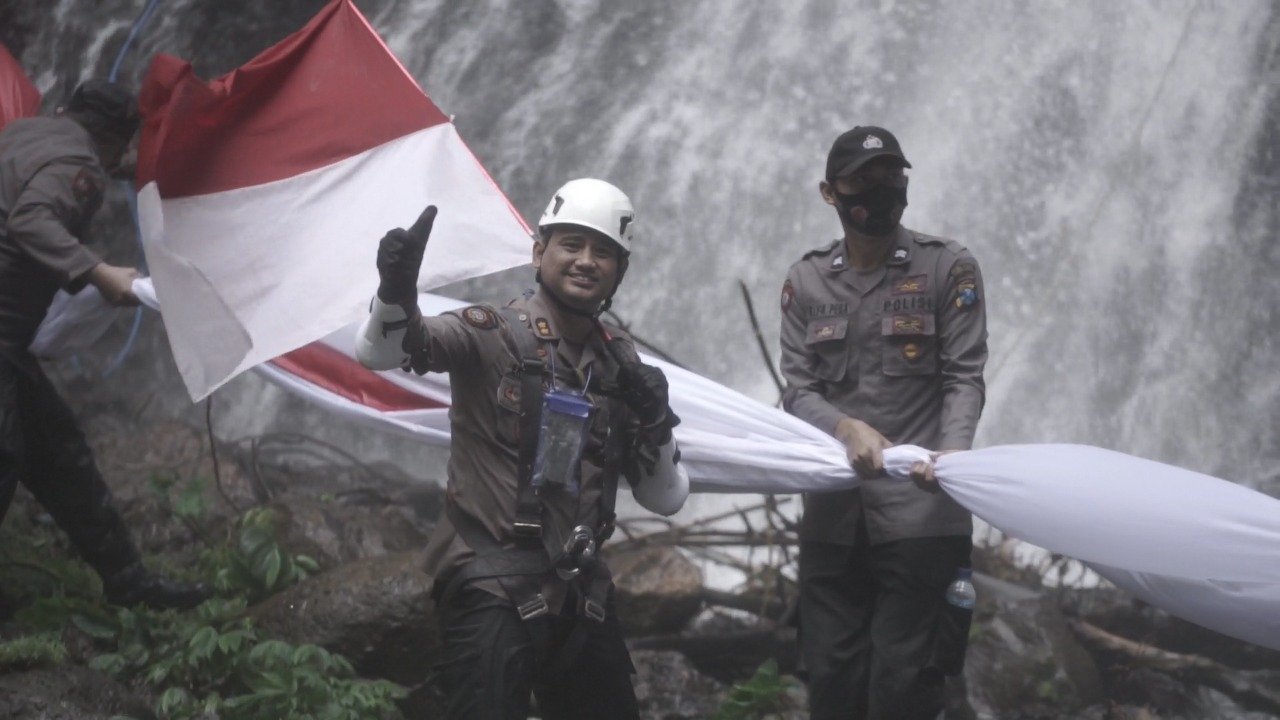 Hari Bhayangkara ke 75, Polres Lumajang Kibarkan Bendera Merah Putih Raksasa