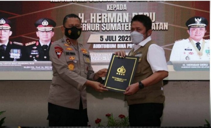 Kapolda Sumsel dan Gubernur Sumsel Mendapat Pin Emas dari Kapolri