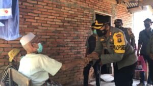 Kapolres Muarojambi Dampingi Kapolda Jambi Distribusikan Bansos Door to Door