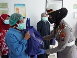 Beri Semangat, Polresta Mojokerto Bagi Bansos kepada Tenaga Kesehatan