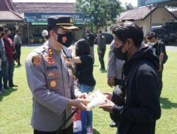 Peduli Pekerja Seni dan Pelaku Industri Kreatif, Polresta Mojokerto Salurkan Bansos