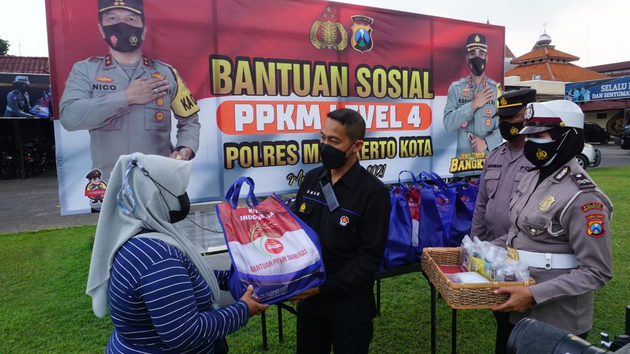 Polresta Mojokerto Berikan Bansos untuk Pelaku Usaha Mikro