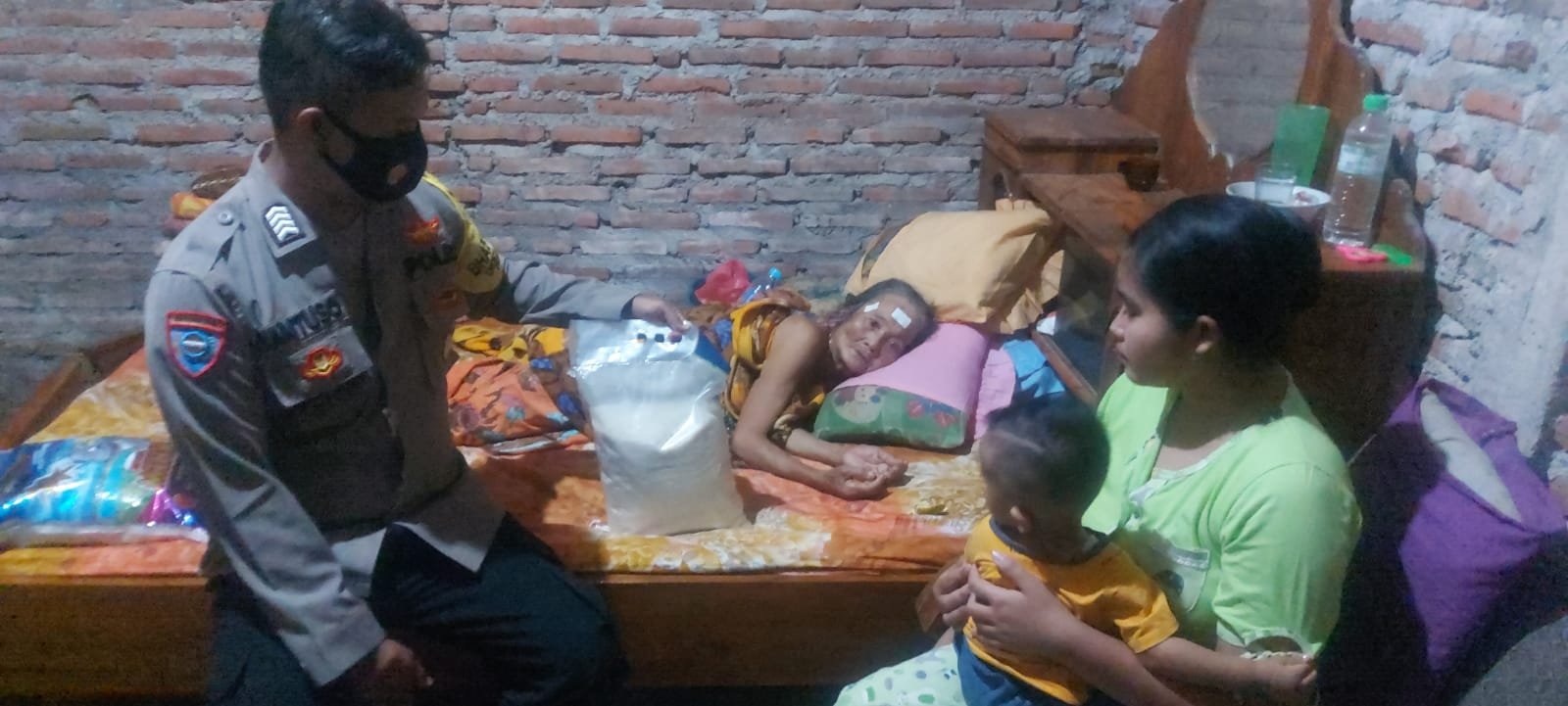 Dengar Warganya Sakit, Bhabinkamtibmas Gunung Putri Antar Vitamin dan Sembako