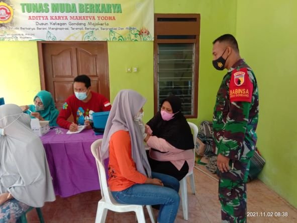 Babinsa Koramil Gondang Aktif Dampingi Layanan Vaksinasi Covid-19 Bagi Semua Kalangan Masyarakat