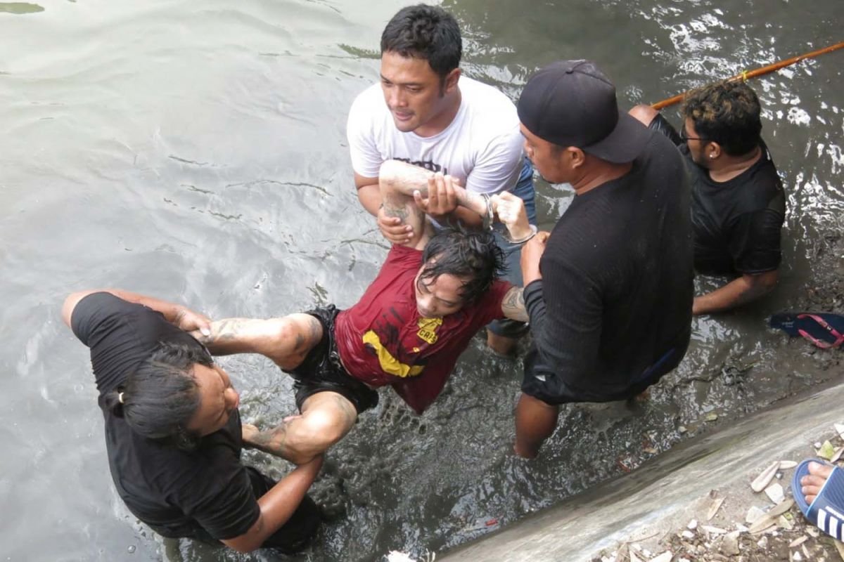 Dikejar Polisi, Pelaku Narkoba Ceburkan Diri ke Sungai