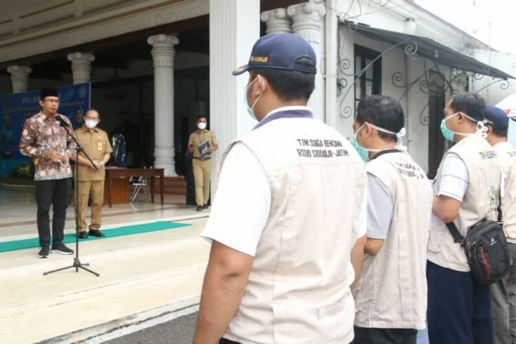 Bupati Sidoarjo Berangkatkan Bantuan Tenaga Medis, Obat Obatan dan Bahan Makanan Kepada Pengungsi Erupsi Semeru