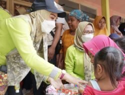 Ning Sasha Datangi Posko Pengungsian Erupsi Gunung Semeru Dalam Rangka Misi Kemanusiaan