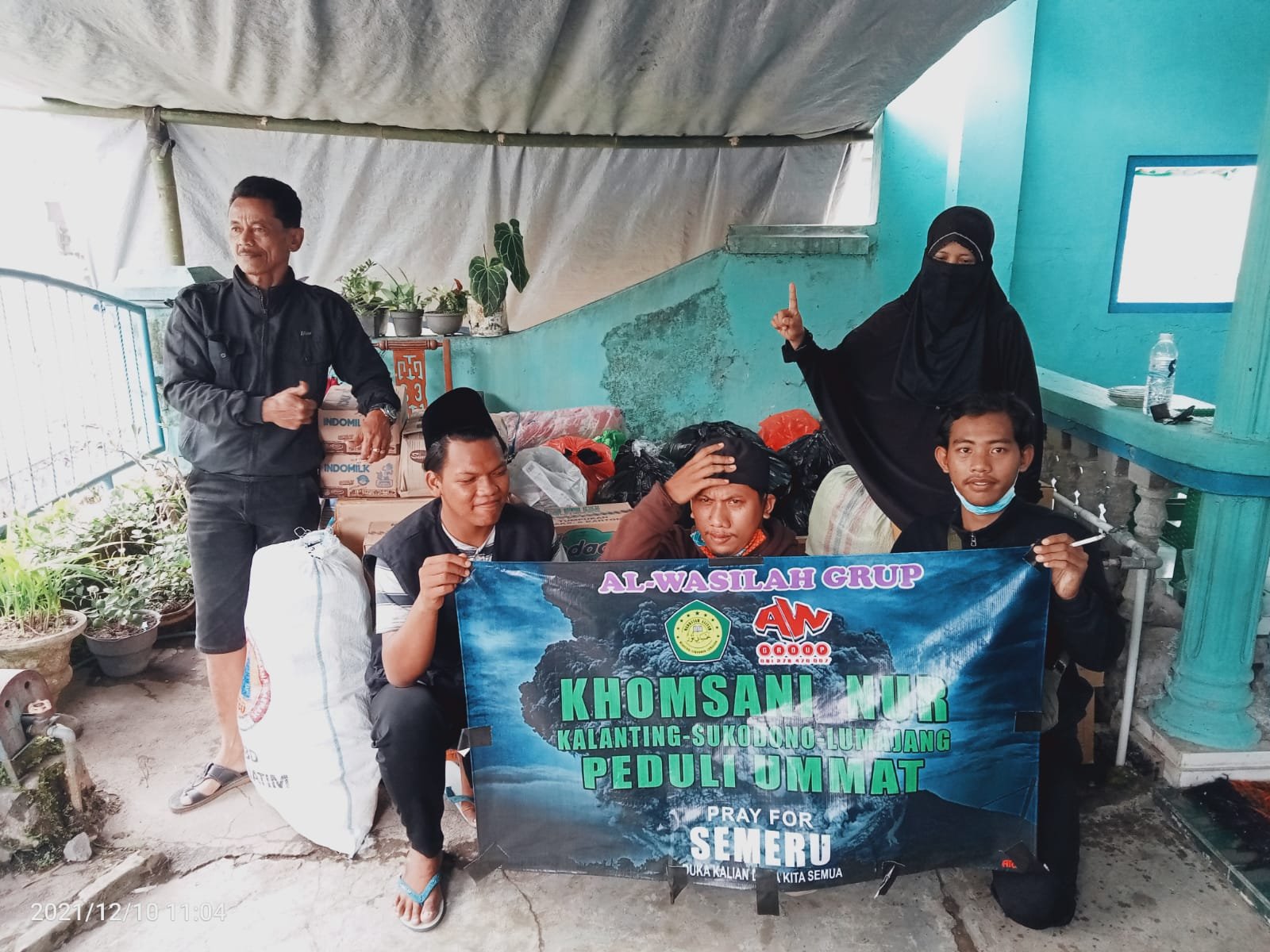 Ponpes Khomsani Nur Salurkan Bantuan Kepada Relawan Terdampak Erupsi Semeru