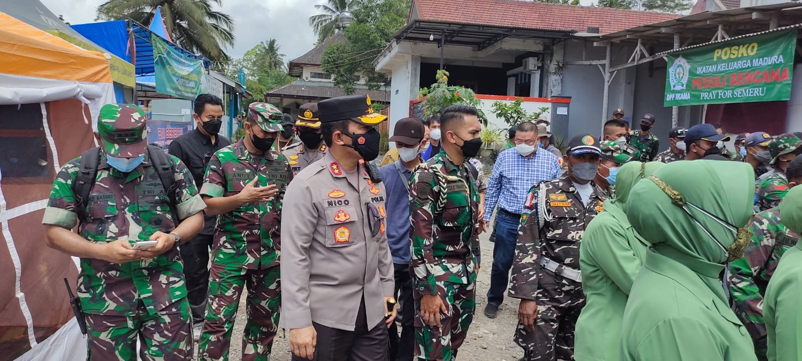 Kapolda Jatim Dampingi Kunjungan KSAD ke Lokasi Bencana Erupsi Semeru