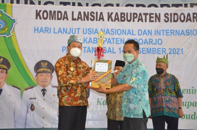 Peringatan Hari Lansia Nasional di Sidoarjo Diisi dengan Kegiatan Bakti Sosial