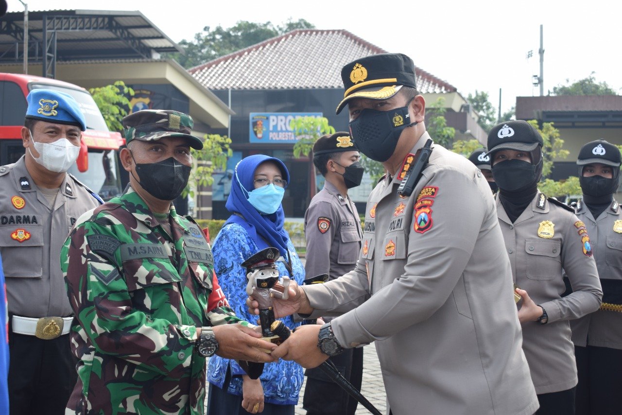 Kapolresta Sidoarjo Beri Penghargaan Anggota Polri, TNI dan Masyarakat Berprestasi 