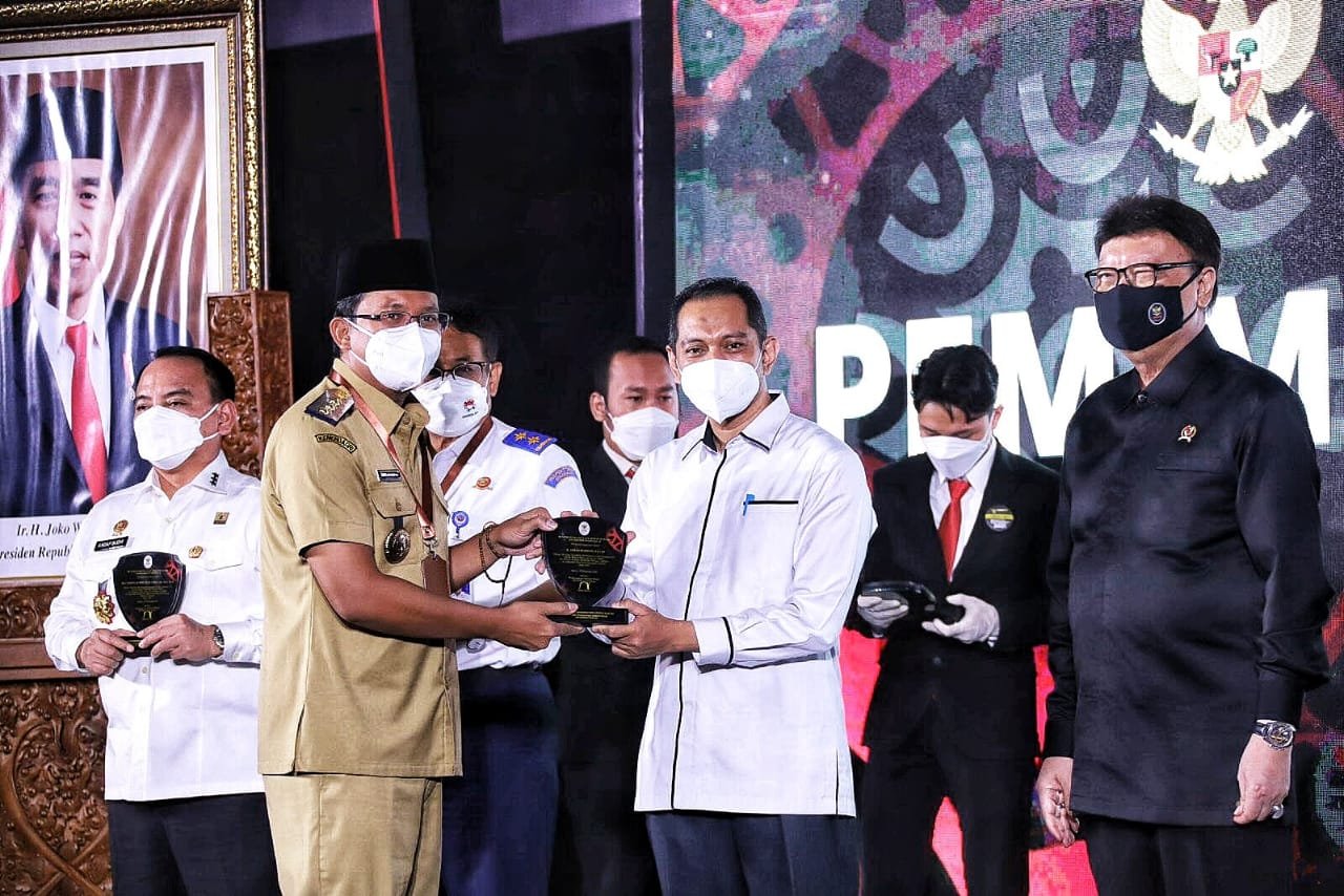 Bareng Sri Mulyani, Bupati Sidoarjo Dianugerahi Pemimpin Perubahan dari Kementerian PAN-RB