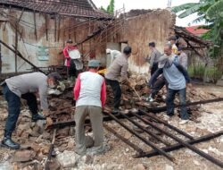 Atap Rumah Warga Desa Waduk Kecamatan Takeran Magetan Roboh