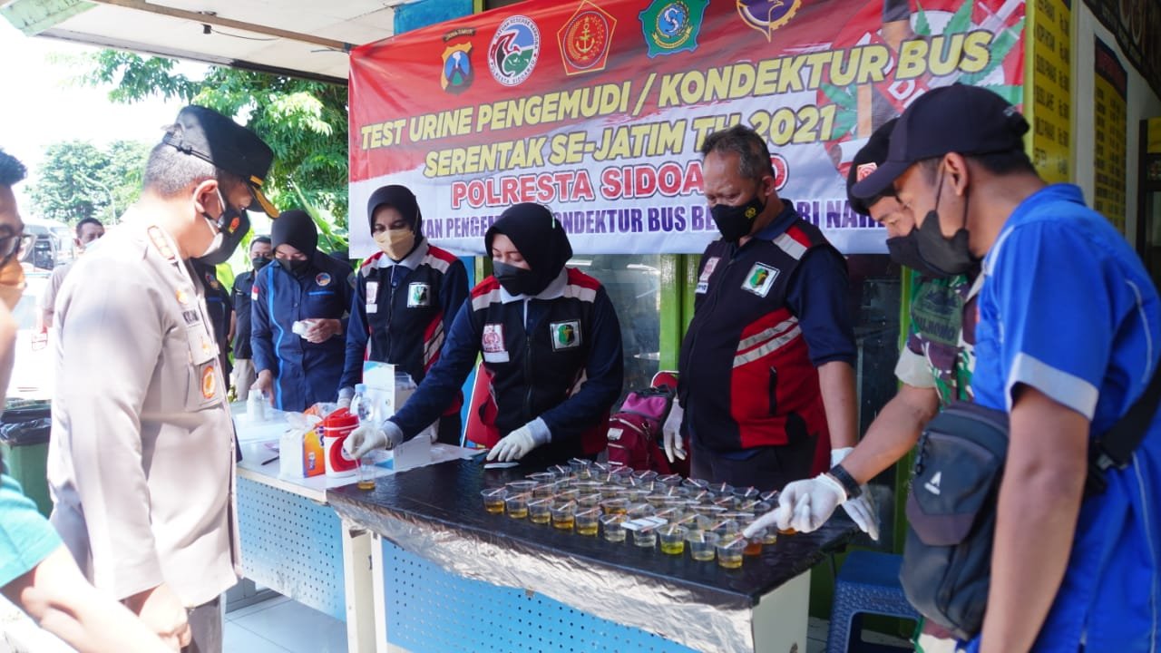 Sopir dan Kondektur Bus di Terminal Purabaya Jalani Tes Urine
