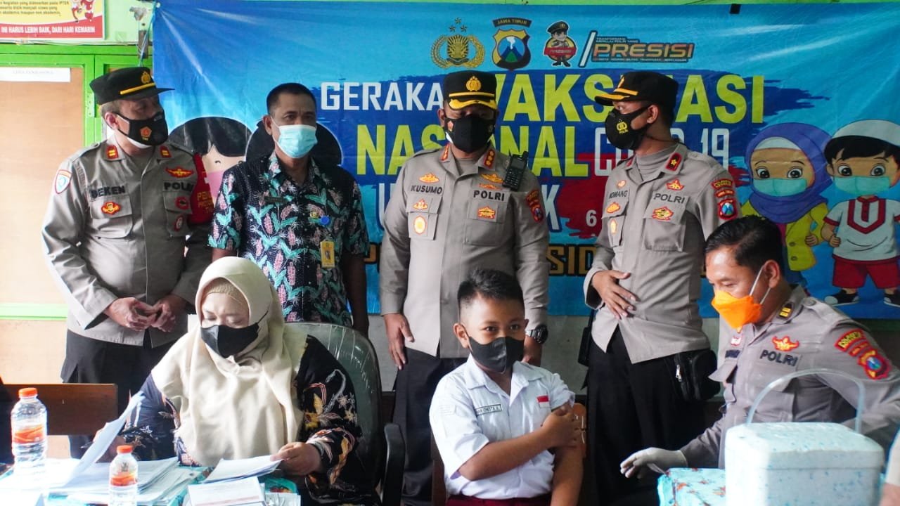 Kapolresta Sidoarjo Pantau Vaksinasi Anak Usia 6-11 Tahun di SDN Magersari